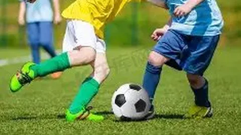 《震惊！内维尔惊人言论引发576次投诉，红军球员挨揍真相成谜》