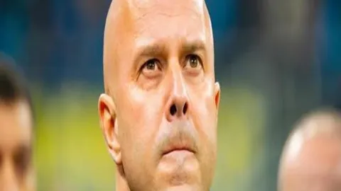 齐尔克泽精准横传，霍伊伦射门错失良机